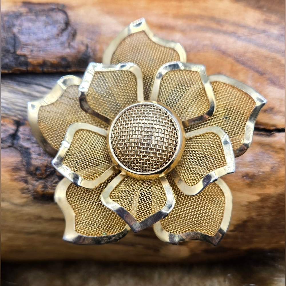 🌞 Flower Brooch Gold Tone Mesh & Frame 2.25" Diameter Layered